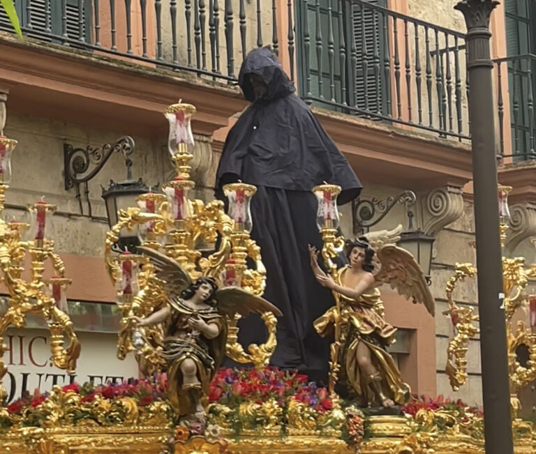 La lluvia empaña el Martes Santo de la Semana Santa de Sevilla