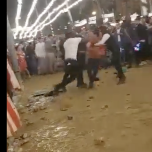 Un joven intenta entrar en la caseta del PSOE y se lleva una paliza gratis