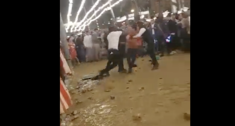 Un joven intenta entrar en la caseta del PSOE y se lleva una paliza gratis