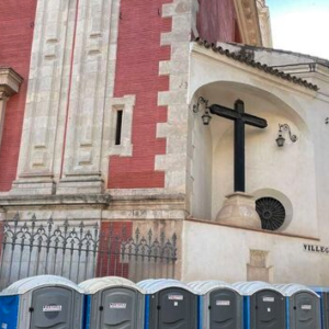 Colocan baños públicos junto a la iglesia del Salvador