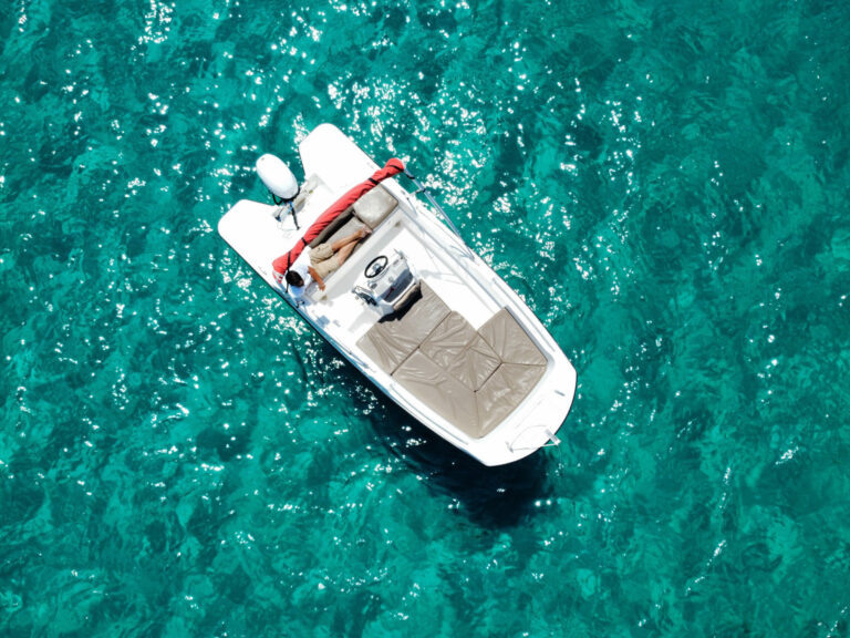 Descubriendo Ibiza en un barco sin titulación