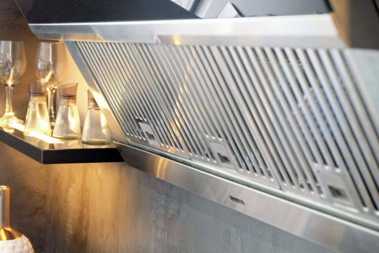 ¿Qué ofrecen los servicios de limpieza y mantenimiento de las extracciones de humo en cocinas industriales de Tecnigras?