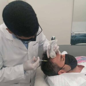 El Dr. Antonio Fernández Brito lleva a cabo el microinjerto capilar en Madrid en Microcapilar Hair Clinic
