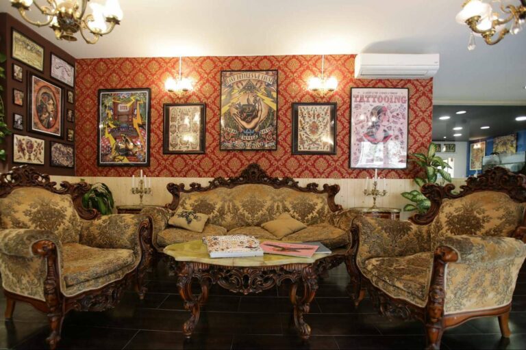 ¿Qué estilos de tatuajes ofrece el estudio de tatuajes en Valencia Vieja Escuela Tattoo?