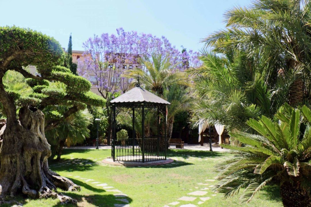 Uno de los más bellos edificios del S. XIX, convertido en espacio gastronómico y de ocio, se esconde en un oasis en la costa alicantina