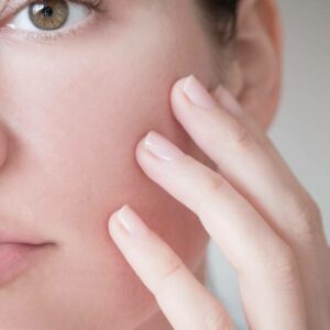 ¿Cómo tratar y prevenir las manchas en la piel en verano?, de la mano de Farmacia Laura Garín