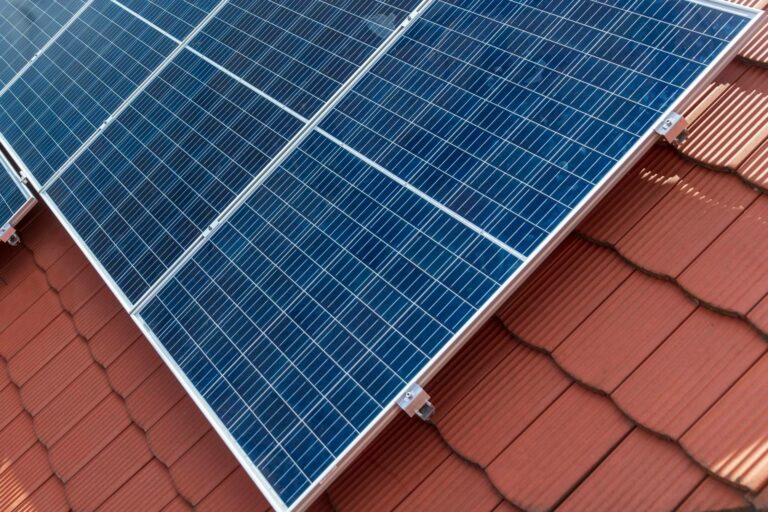 ¿Por qué son importantes las estructuras metálicas para placas solares?