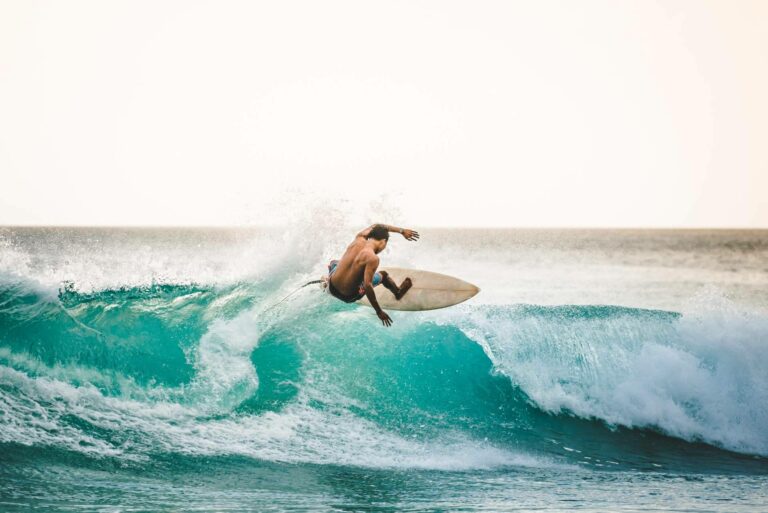 En la playa de Berria, se organiza el surf camp para adultos de Watsay