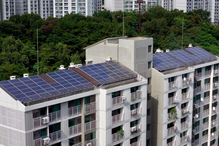 Instalación de paneles solares en fachadas, por Sud Renovables