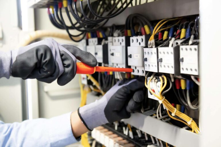 Excelentes ofertas tanto en instalaciones como en reparaciones eléctricas, con la compañía Savelec