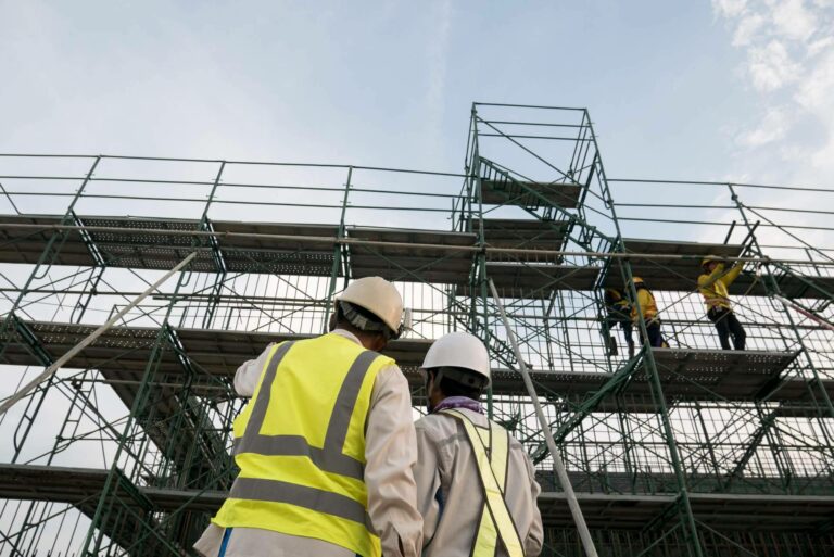 Las ramificaciones legales a las que se enfrentan los contratistas debido a la escasez de mano de obra en la construcción