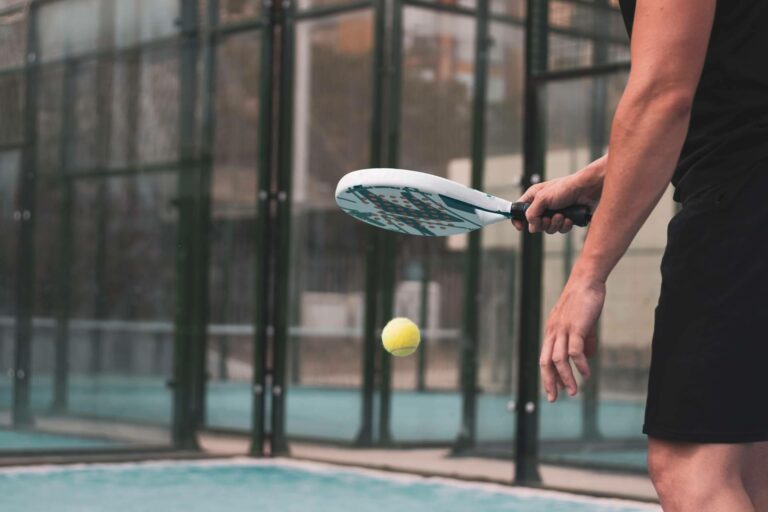 SPORT AND TREND dispone de bolas de pádel y palas de pádel para todos los niveles