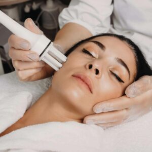 Tratamientos faciales no invasivos a través de la máquina Hydrafacial de Comercial Estética