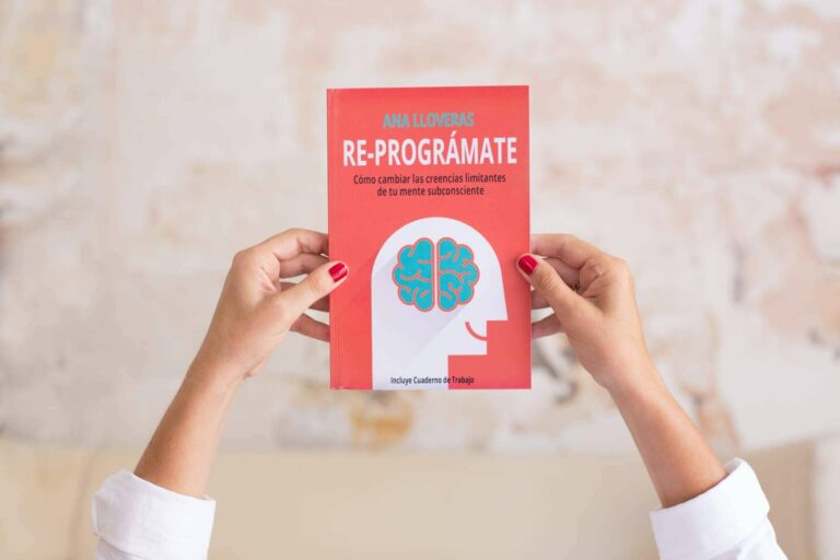 El libro Re-Prográmate de Ana Lloveras para la contribución al desarrollo personal