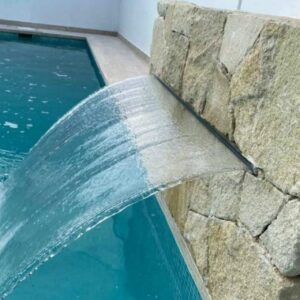 Ambiente relajante con la instalación de cascadas y bombas de agua de Warmpool
