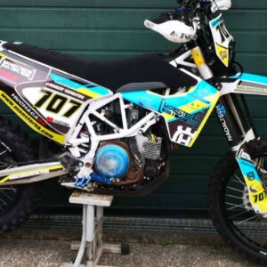ADHESIVOSEMBARRADOS se ocupa de la personalización de las motos en el off road