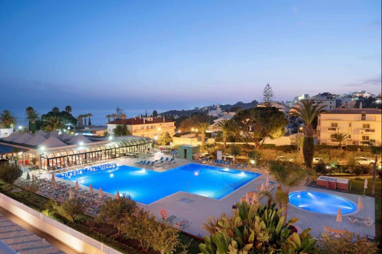 Alojarse en villas y apartamentos con ISholidays.com y disfrutar del encanto que ofrecen Lisboa y Algarve