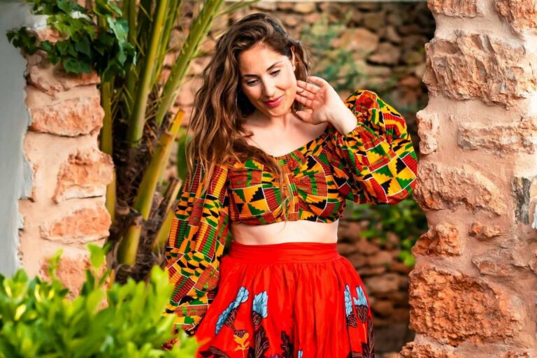 Queen Titíne, una marca de ropa solidaria que combina diferentes estampados africanos. Moda africana auténtica y combinado con el estilo occidental