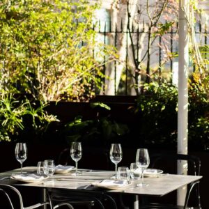 Disfrutar de la gastronomía castellana en jardines y terrazas únicas con Asador de Aranda