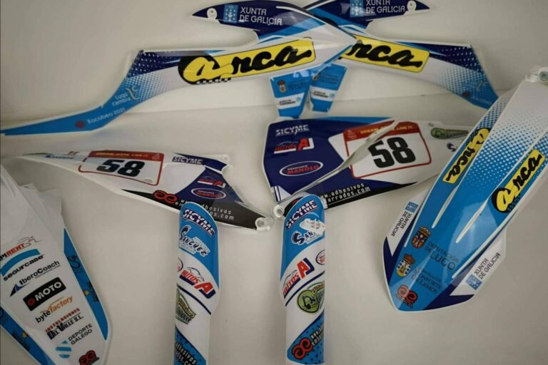 Plásticos y adhesivos para motos off road, con ADHESIVOSEMBARRADOS