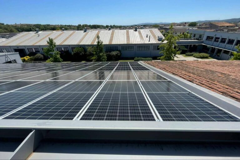 El autoconsumo industrial y cómo las empresas se están beneficiando también de la energía solar, por Sereco Energía