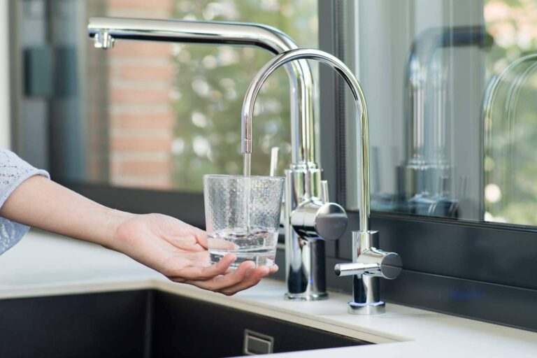 Beber agua del grifo de calidad ya es posible con los servicios de Aquaflix