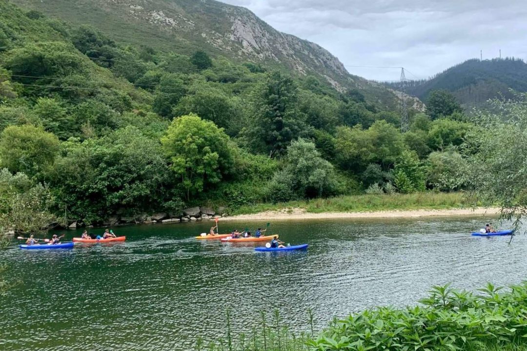 Actividades de turismo activo y aventura en Asturias con la escuela de piragüismo RanaSella