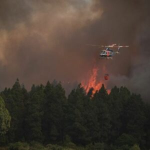 El incendio de Tenerife sigue activo y ya ha afectado a más de 2.700 hectáreas