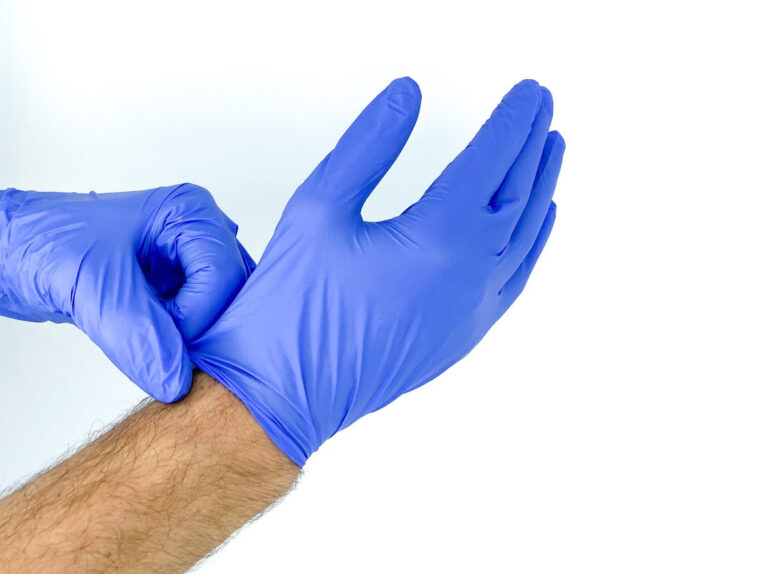Guantes de nitrilo o látex: ¿cuál elegir?