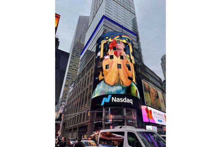 Multiverse, la obra en NFT arte de Martha Sáenz que se presentó en el Times Square
