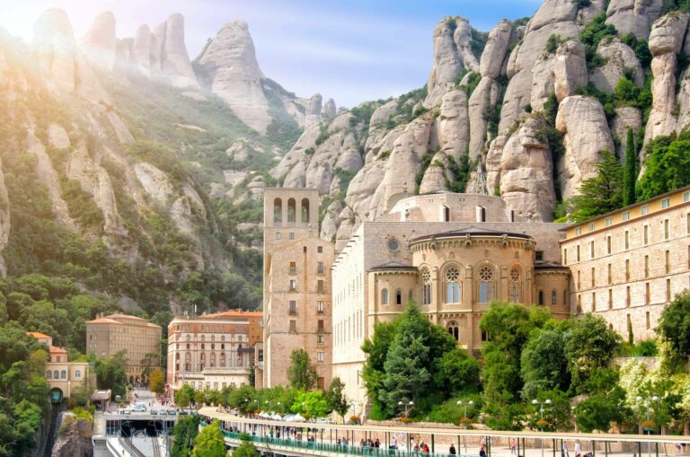 El destacado Tour Montserrat de Sea & Mountain Experiences incluye hiking por las ermitas y visita al monasterio