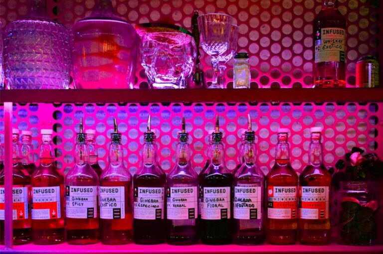 Buen ambiente, música y el arte de la coctelería en el centro de Madrid