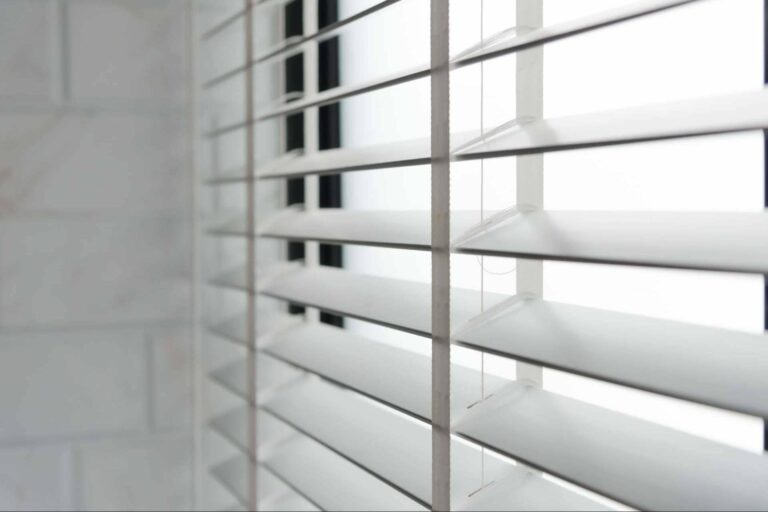 Los estores opacos ayudan a mantener el hogar fresco, por Estoresamedidabaratos.com