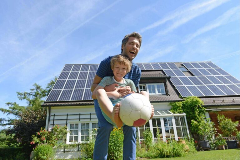 Soof, la startup que impulsa y facilita la instalación de placas solares, se prepara para expandir su servicio por toda España