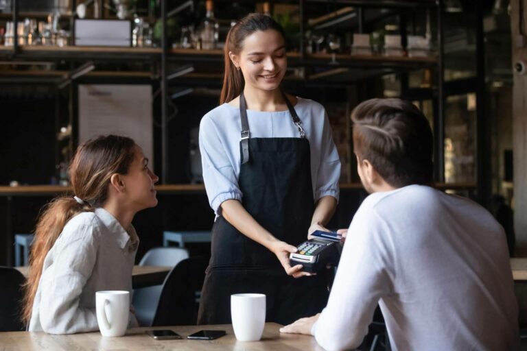 Las ventajas de digitalizar el registro horario de los empleados de hostelería, con Miss Tipsi