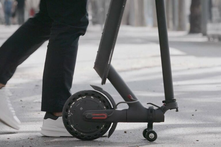 Techmotion Electronics ha diseñado un soporte para patinete eléctrico ideal para guardar y mover en vertical este medio de transporte