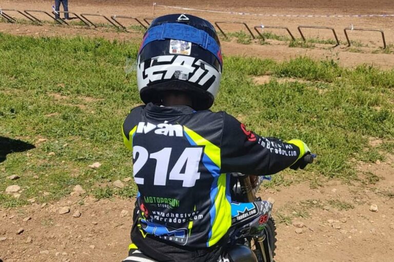 Acerca de la equipación off road personalizada de calidad de ADHESIVOSEMBARRADOS