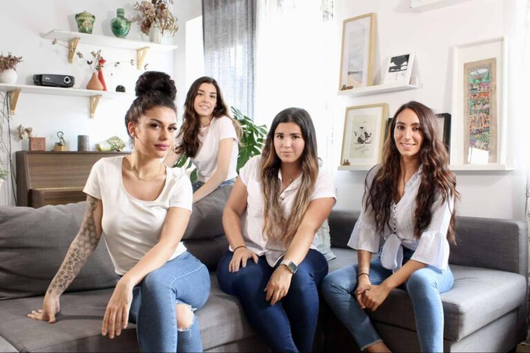 Un equipo de mujeres jóvenes buscan escenarios para series y películas