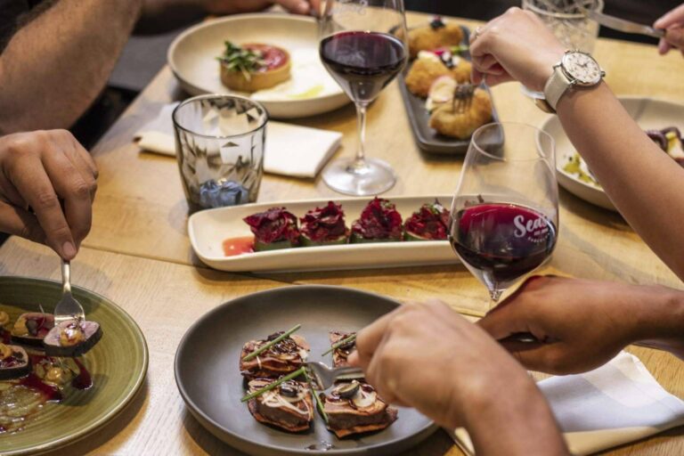 La razón por la que las tapas son ideales para compartir entre amigos