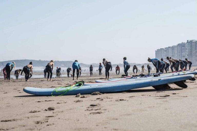 La escuela Family Surfers, Surfcamp Las Dunas, habla de la gran afluencia durante el verano para hacer surf en Salinas de Surfistas