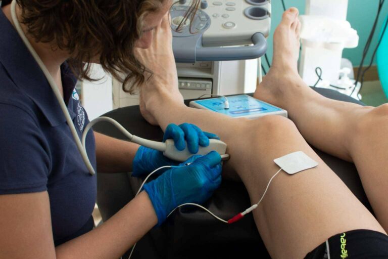 Tratamiento de fisioterapia de la rodilla, de la mano del equipo de eFISIO
