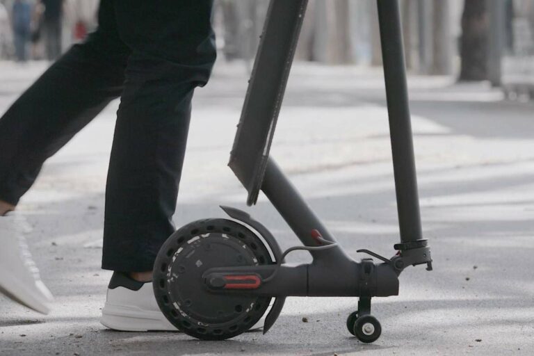 Facilitar el desplazamiento con el soporte para patinete eléctrico de Techmotion Electronics