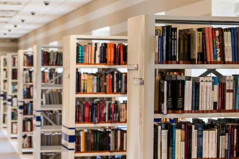 Por qué es importante contar con un buen acondicionamiento acústico en bibliotecas, con Acústica Decorativa