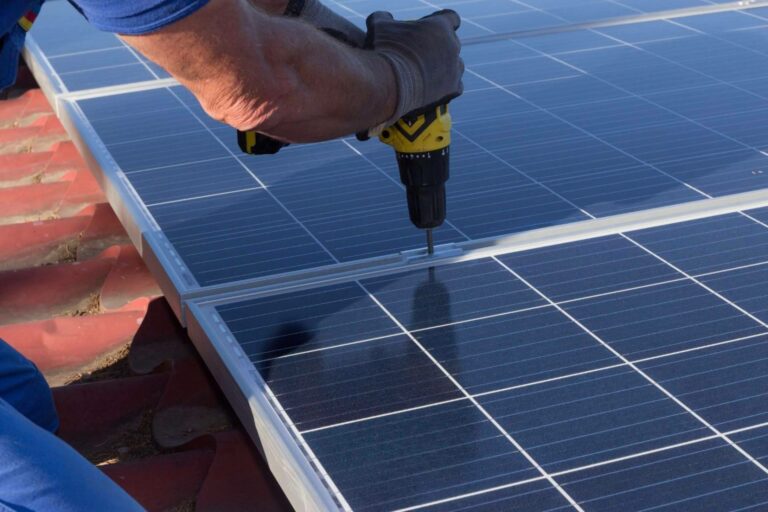 Beneficios de instalar placas solares en naves industriales