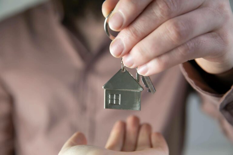 Pros y contras de la compra de una vivienda a un particular, con La Casa Agency El Clot