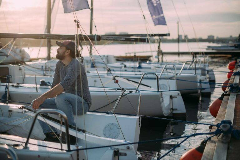 Equipos de docking, mooring and anchoring para atracar el barco durante la noche
