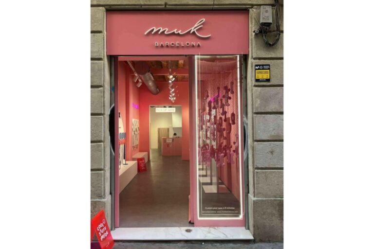 Personalizar la funda del móvil en pocos minutos en la nueva tienda de Muk Barcelona, en el centro de Barcelona