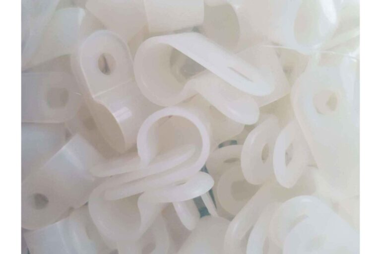 Infosolucion dispone de grapas para sujeción de cables