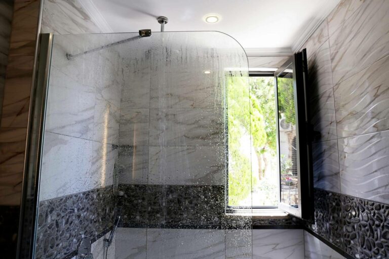 ¿Qué mampara de ducha y espejo de baño elegir?, de la mano de Balnearian