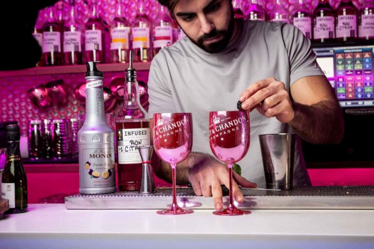 Los múltiples sabores de cócteles del local Enbabia